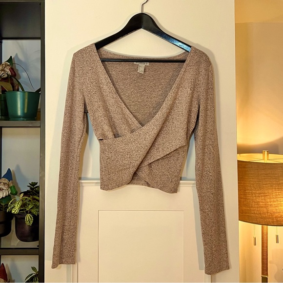 Ballet-style long sleeve crop top - Picture 1 of 3